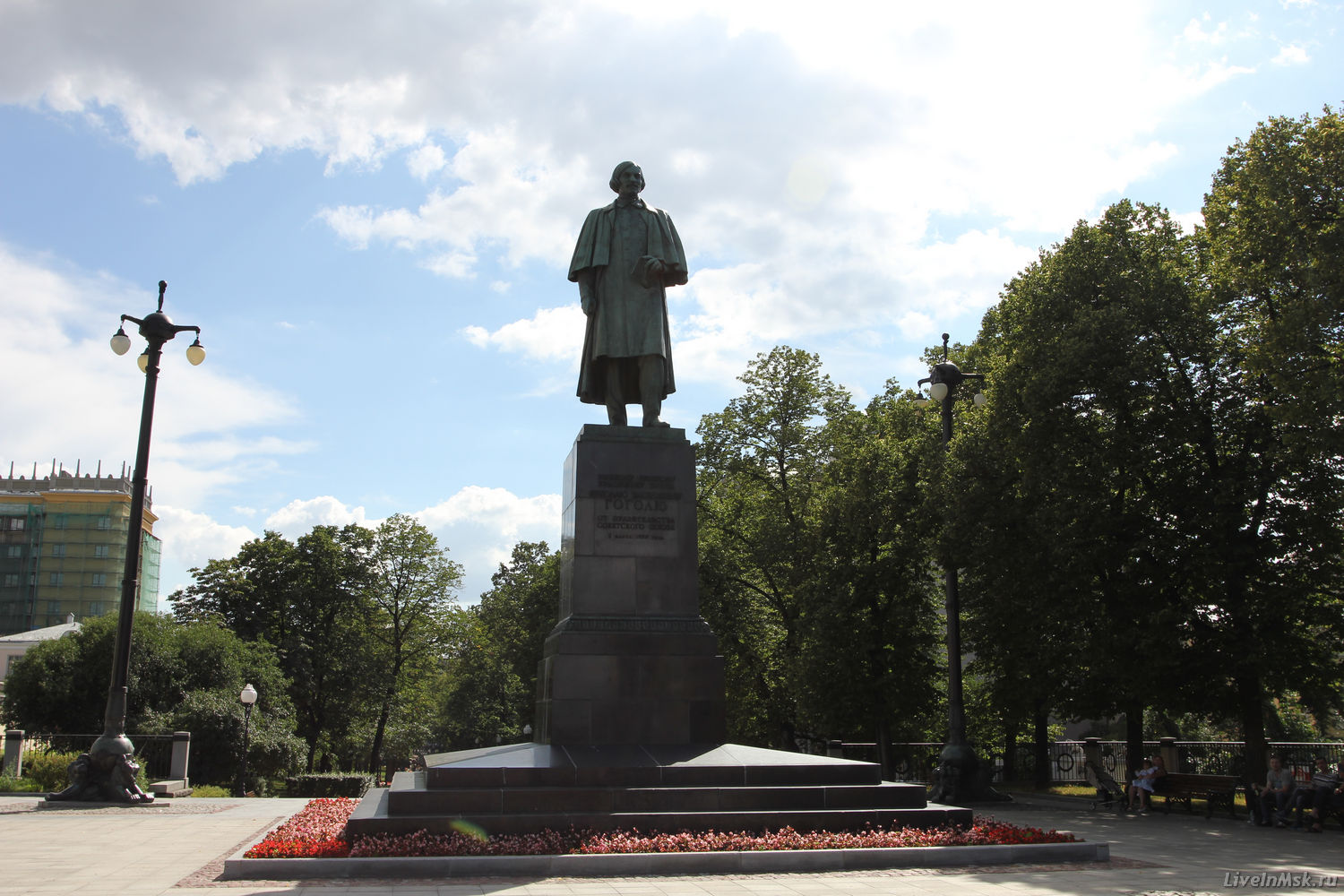 Памятник Н.В. Гоголю на Гоголевском бульваре, фото 2015 года