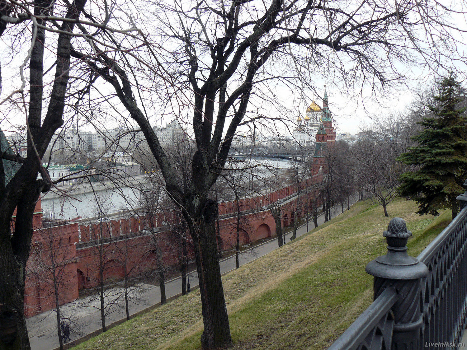 Вид на южную стену Московского Кремля