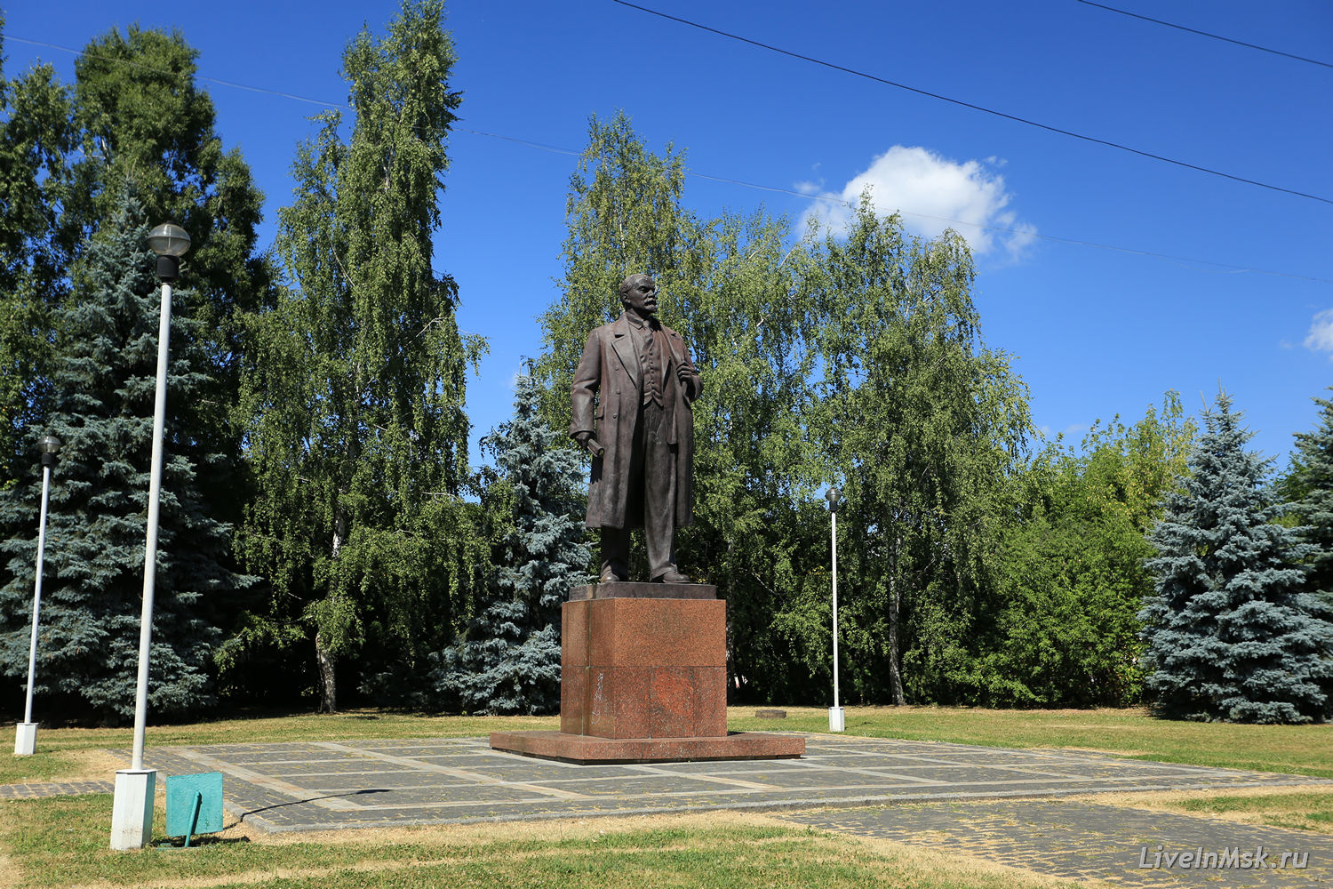 Петровское-Разумовское, памятник Ленину на Лиственничной аллее, фото 2015 года