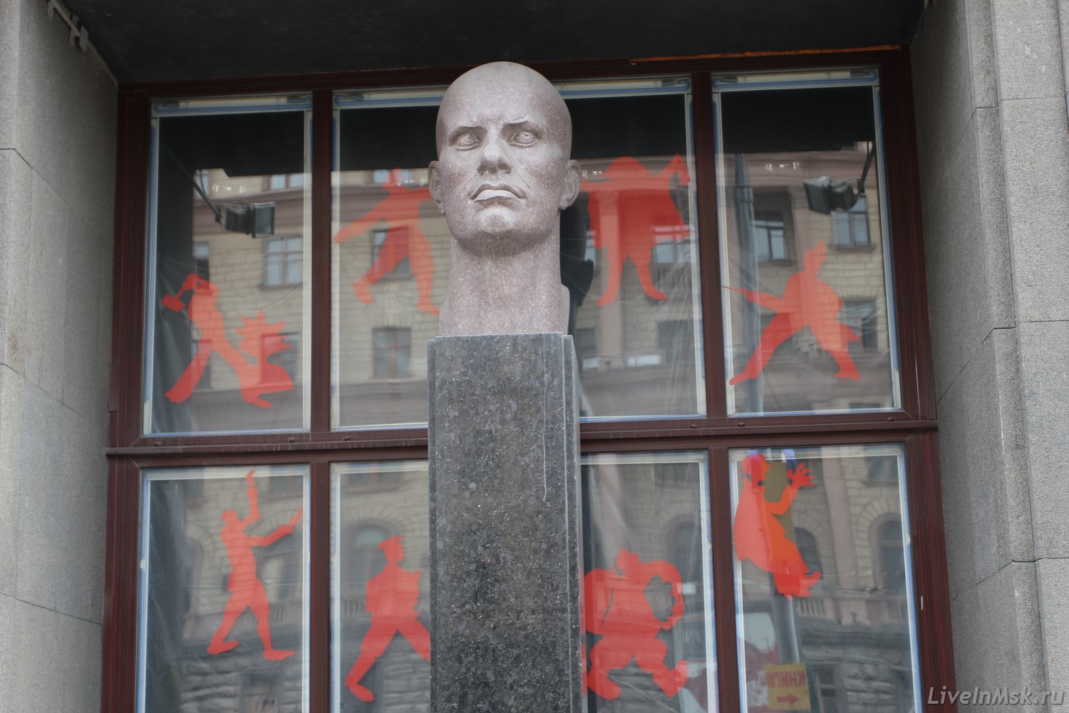 Памятник Маяковскому у входа в музей, фото 2015 года
