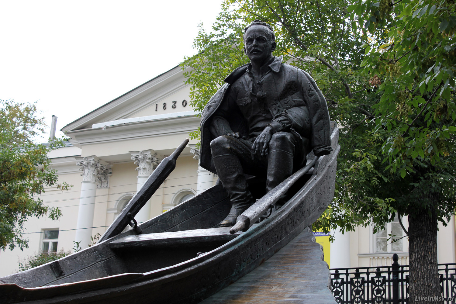 Памятник М. Шолохову