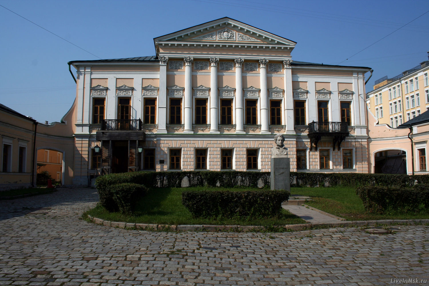 Пушкинская библиотека, фото 2016 года
