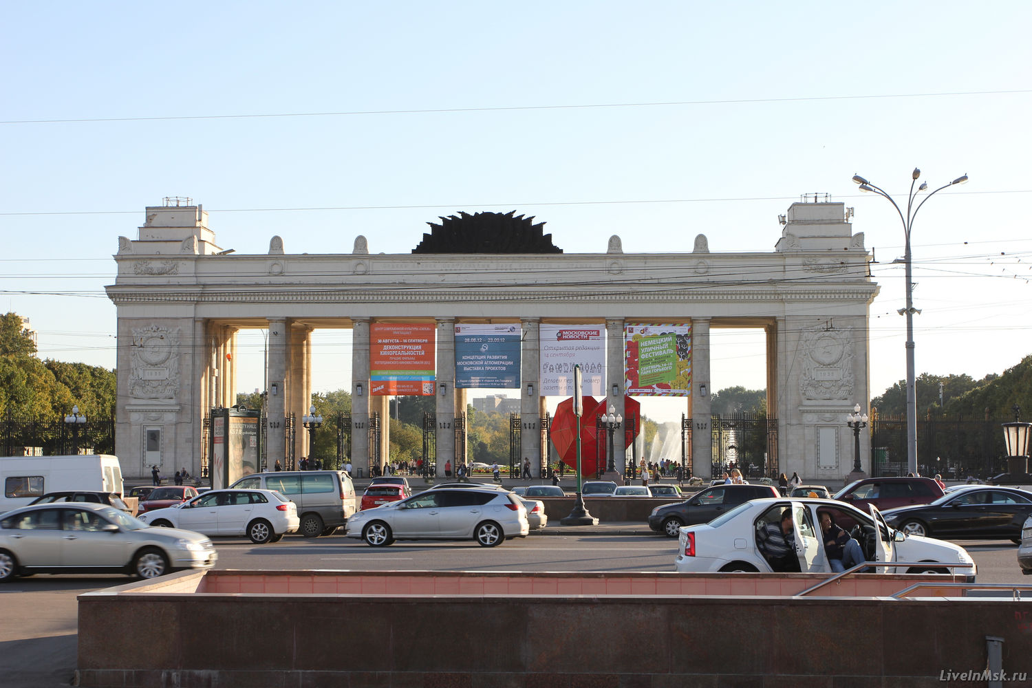 Центральный вход в ПКиО им. Горького, фото 2016 года
