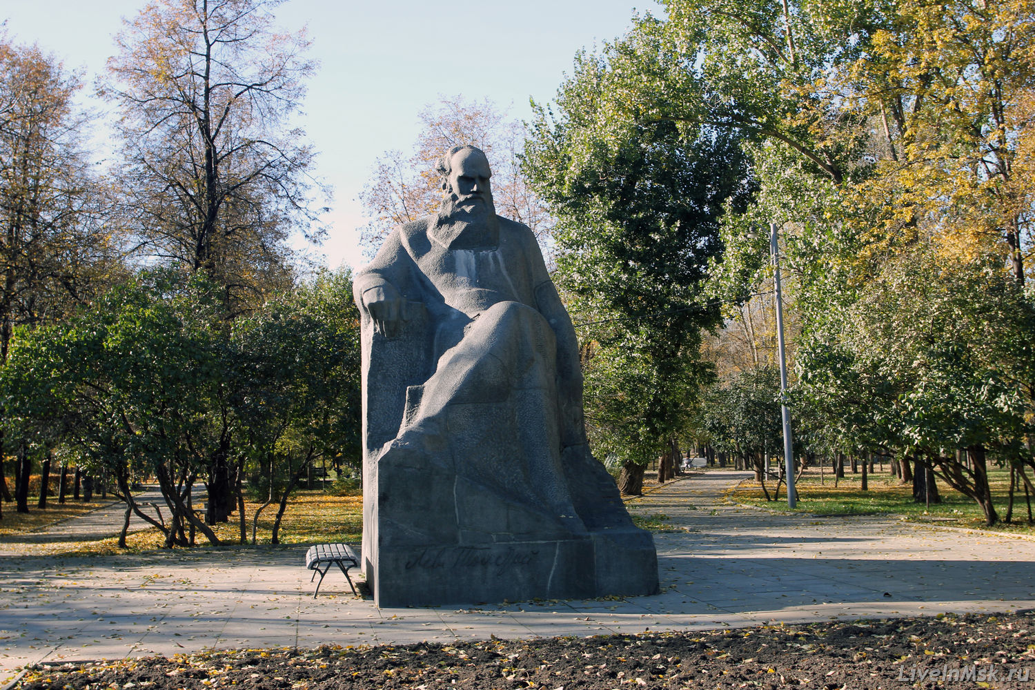 Памятник Льву Толстому на Девичьем поле, фото 2014 года