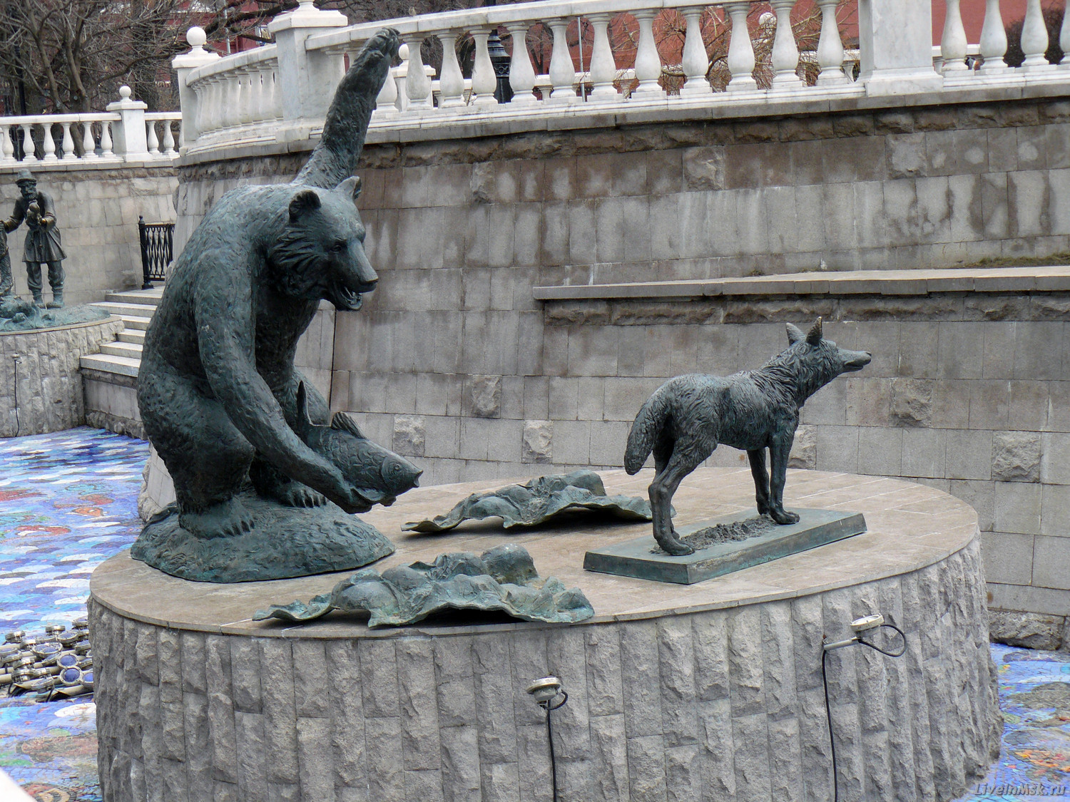 Скульптура в декоративном русле реки Неглинки