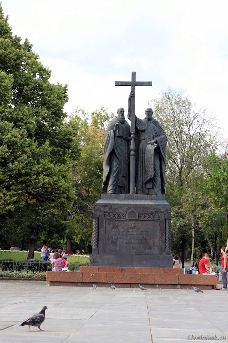 Памятник Кириллу и Мефодию. Фото 2011 года.