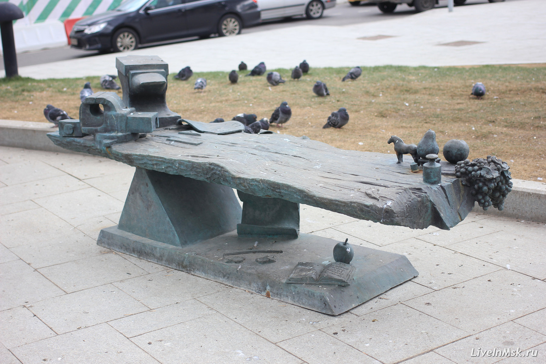 Фрагмент памятника Шухову на Сретенском бульваре, фото 2015 года
