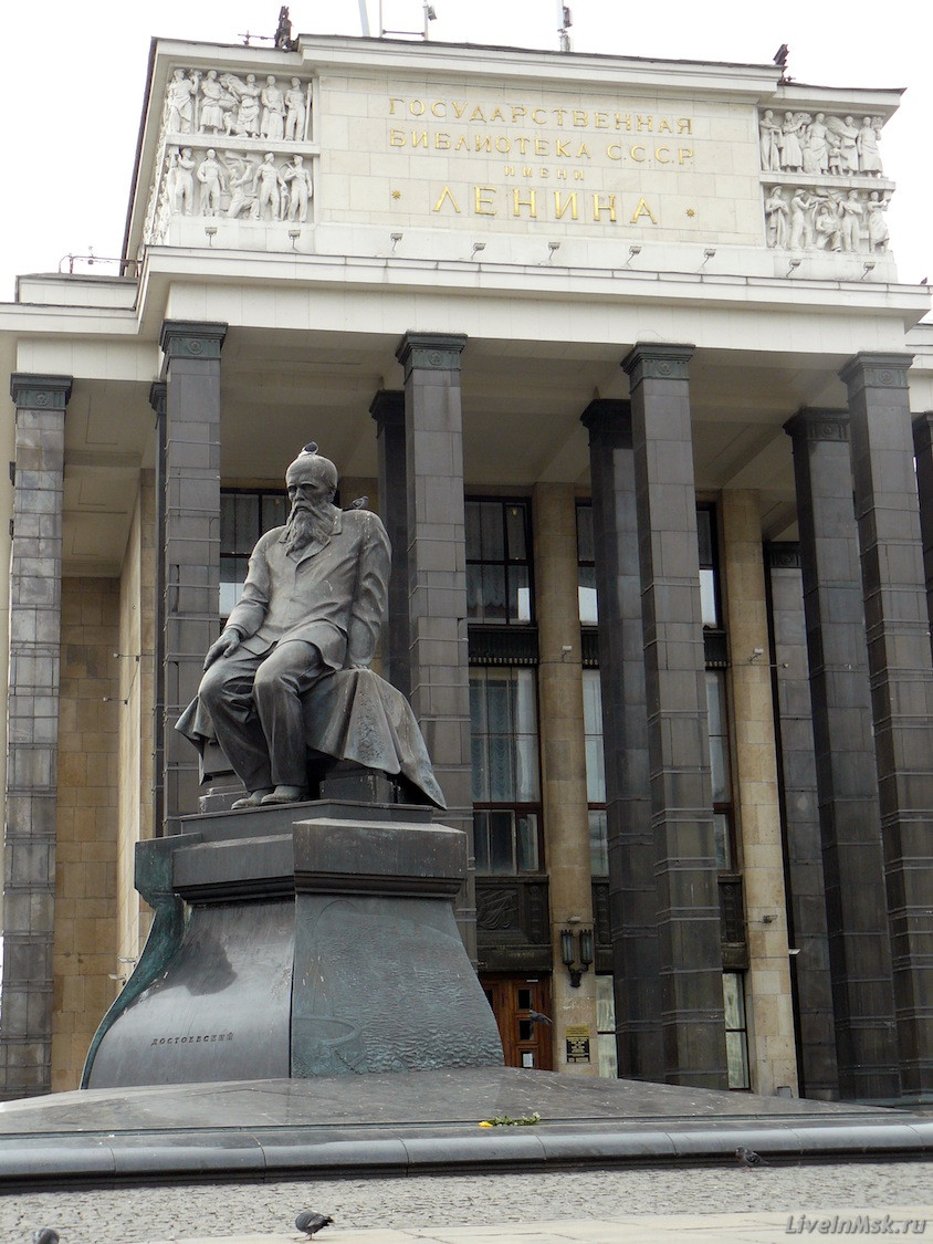 Памятник Ф.М. Достоевскому, фото 2015 года