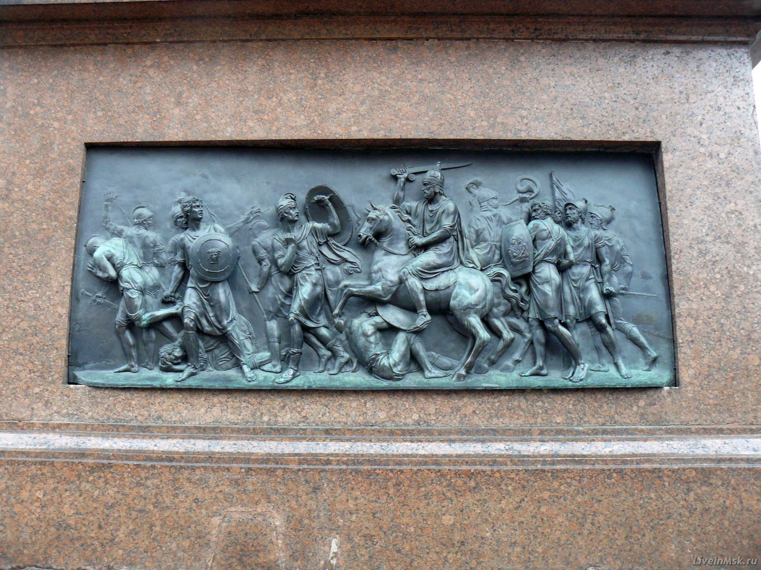 Барельеф «Изгнание поляков из Москвы» на памятнику Минину и Пожарскому
