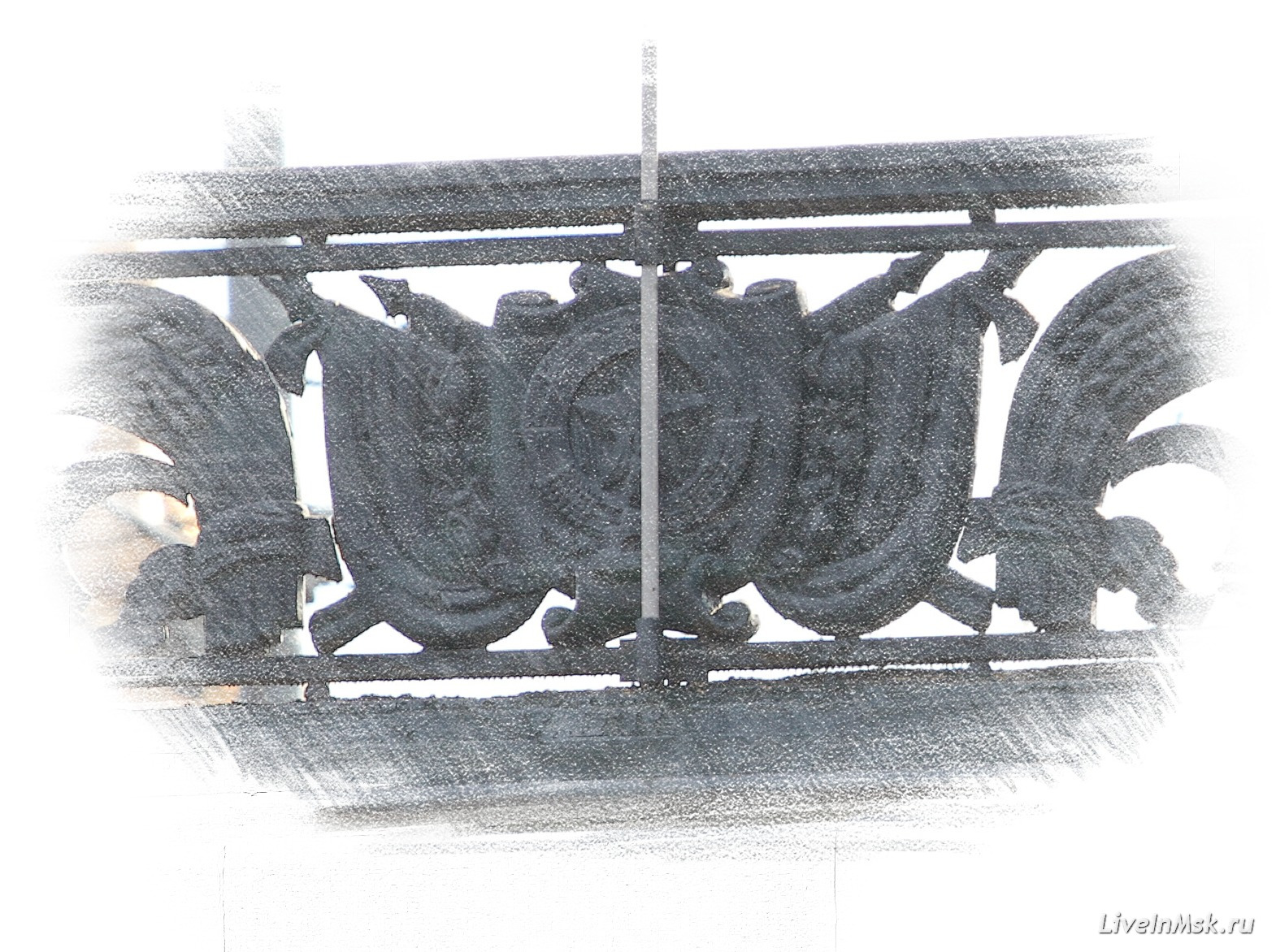 Советский герб Москвы на ограде Большого Каменного моста
