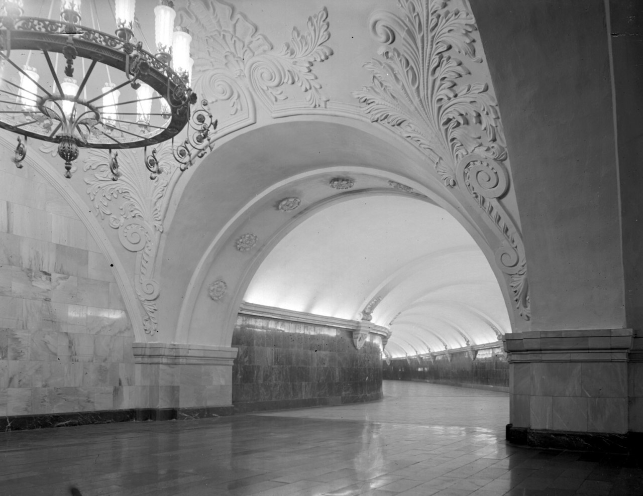 Станция метро «Комсомольская кольцевая».