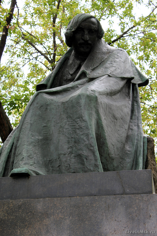 Памятник Н.В.Гоголю на Никитском бульваре