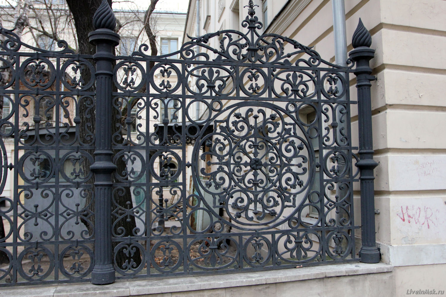 Забор здания редакции газеты «Московский листок»