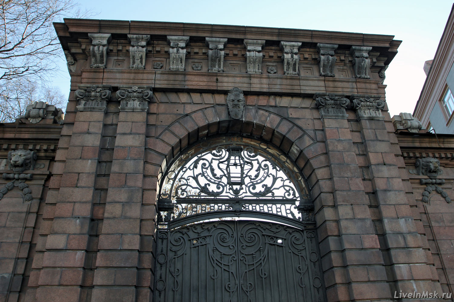 Ворота усадьбы фон Дервиза, фото 2015 года
