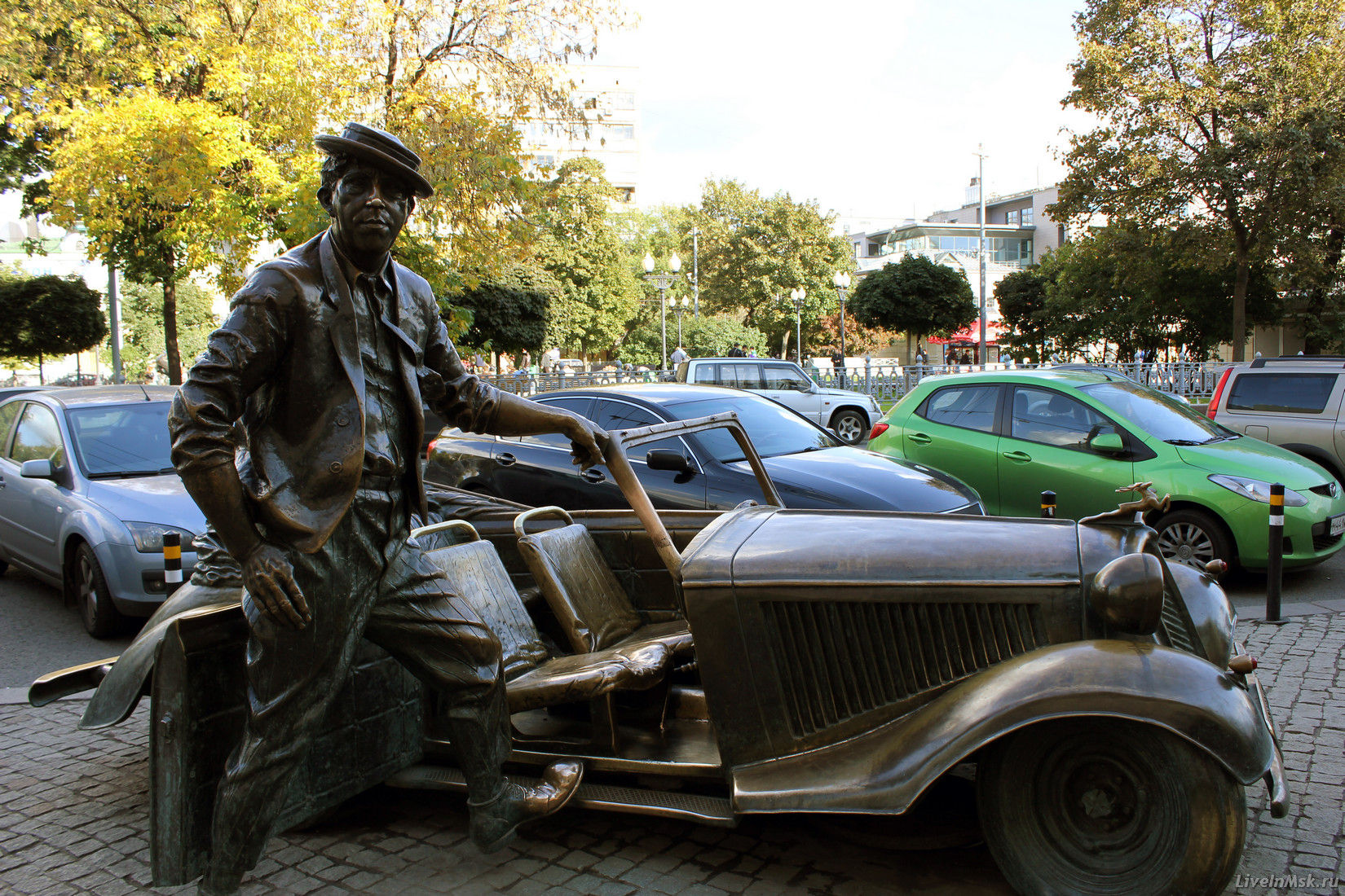 Памятник Юрию Никулину в Москве установлен на район Цветном бульваре перед зданием Московского цирка Никулина
