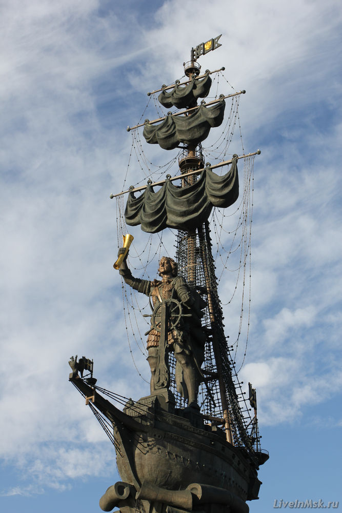 Памятник 300-летию Российского флота