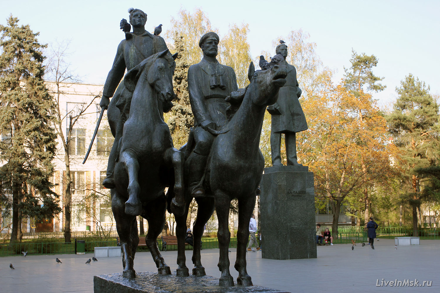 Памятник писателю Фадееву, фото 2015 года