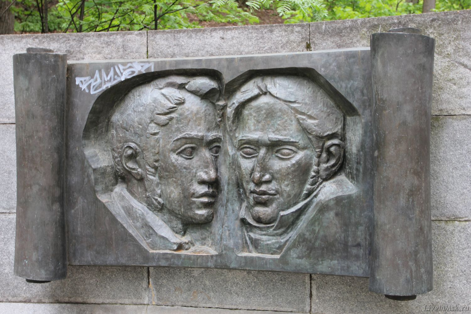 Памятный знак в честь Герцена и Огарёва