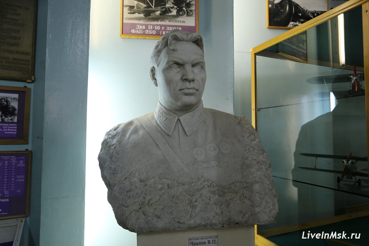 Бюст Чкалову в Музее авиации и космонавтики, фото 2023 года