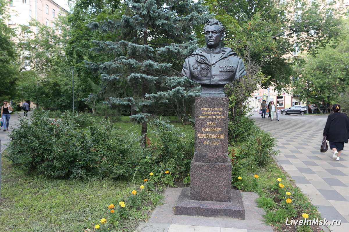 Памятник И.Д.Черняховскому у метро Аэропорт, фото 2023 года
