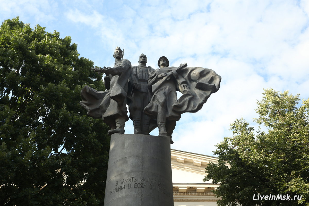 Памятник студентам и сотрудникам МАДИ, погибшим на войне, фото 2023 года