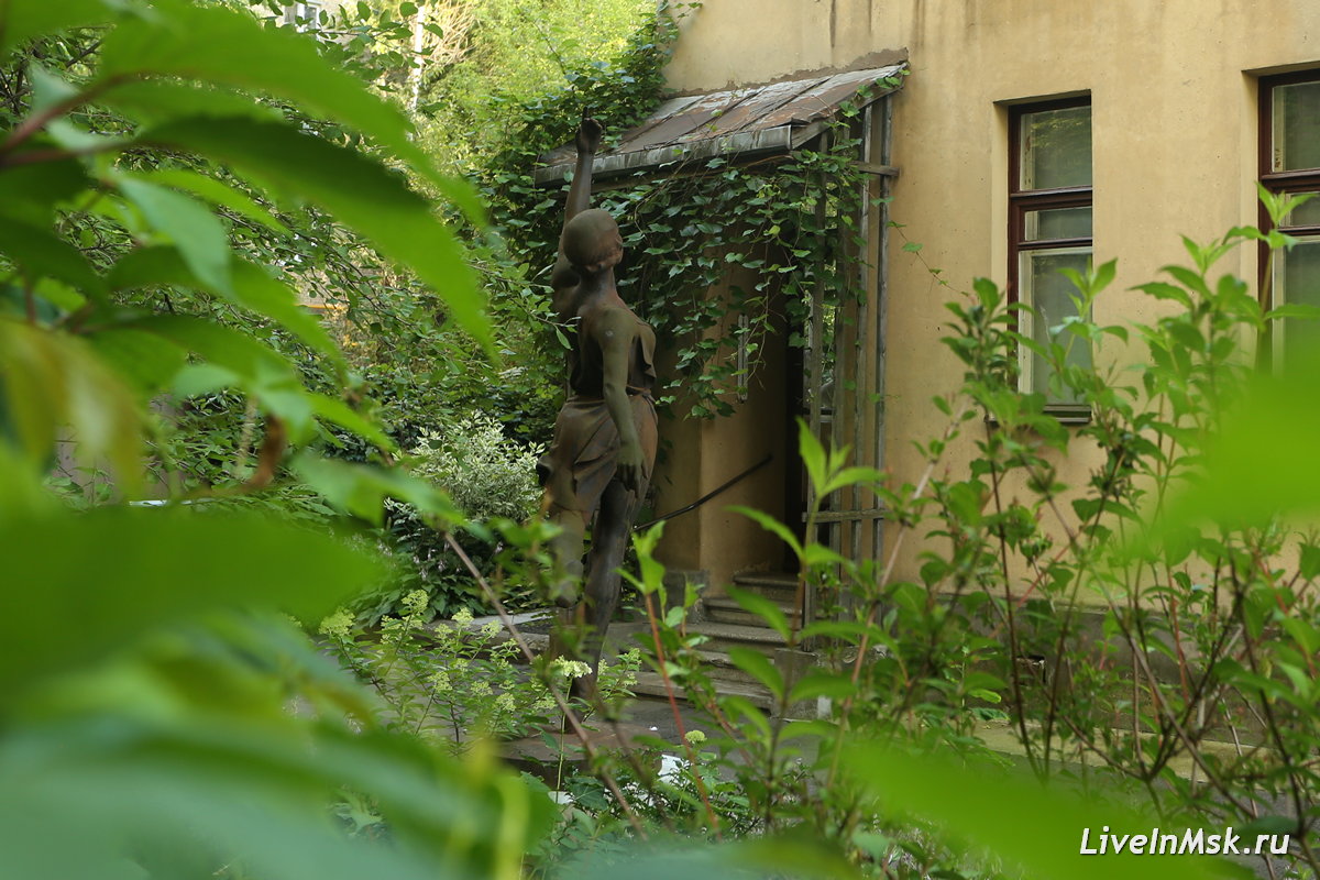 Балерина по дворе дома скульптора Манизера М.Г., фото 2023 года