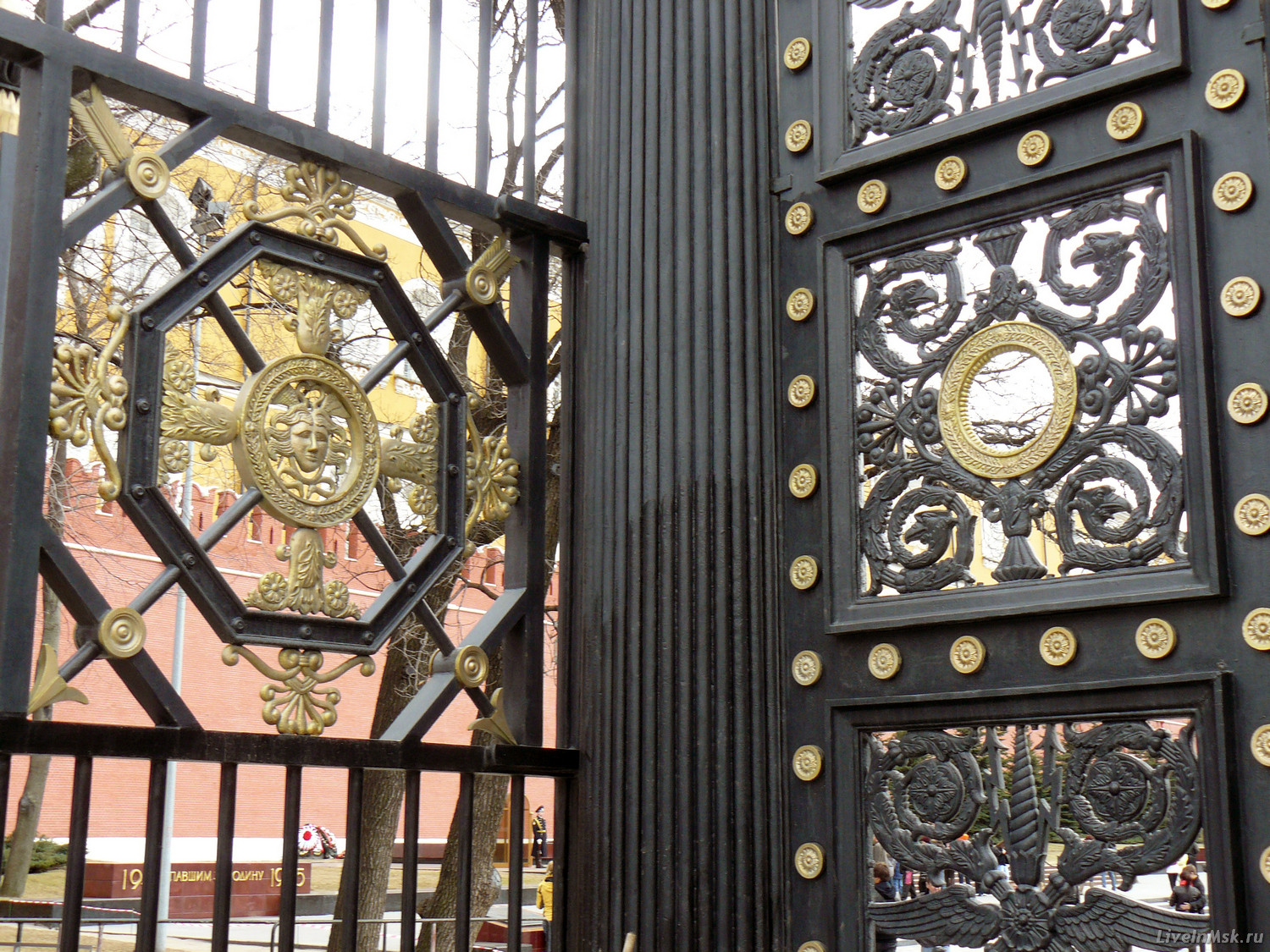 Фрагмент чугунной ограды Александровского сада