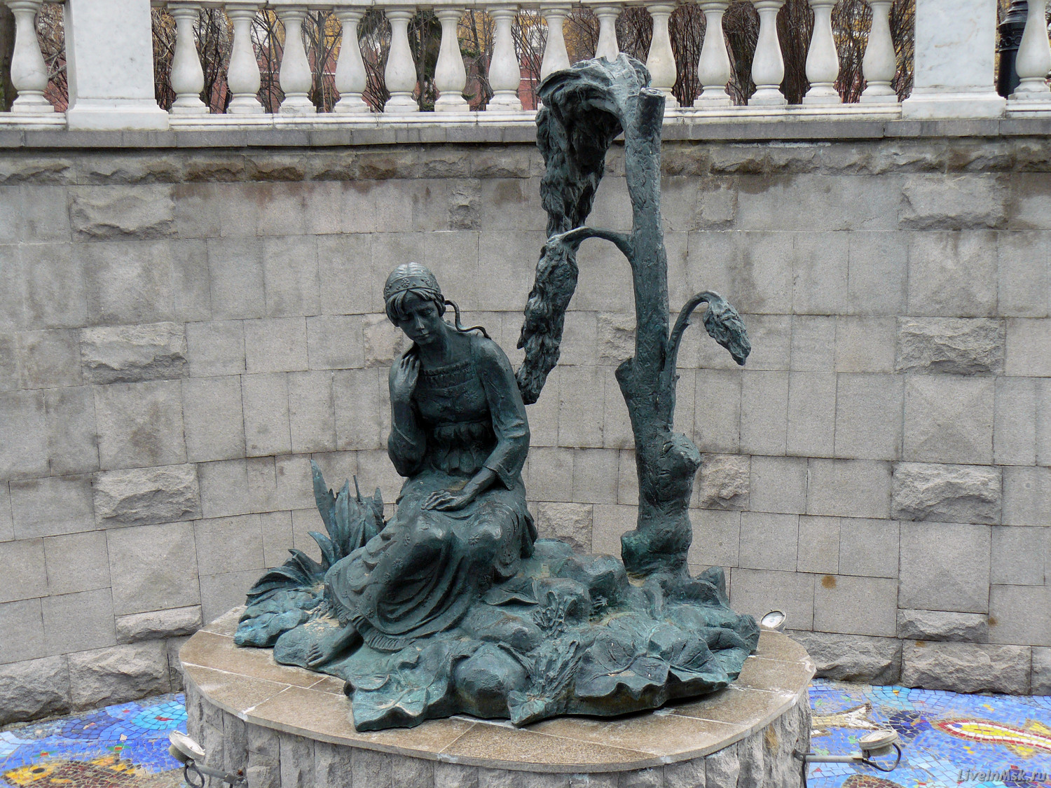 Скульптура в декоративном русле реки Неглинки