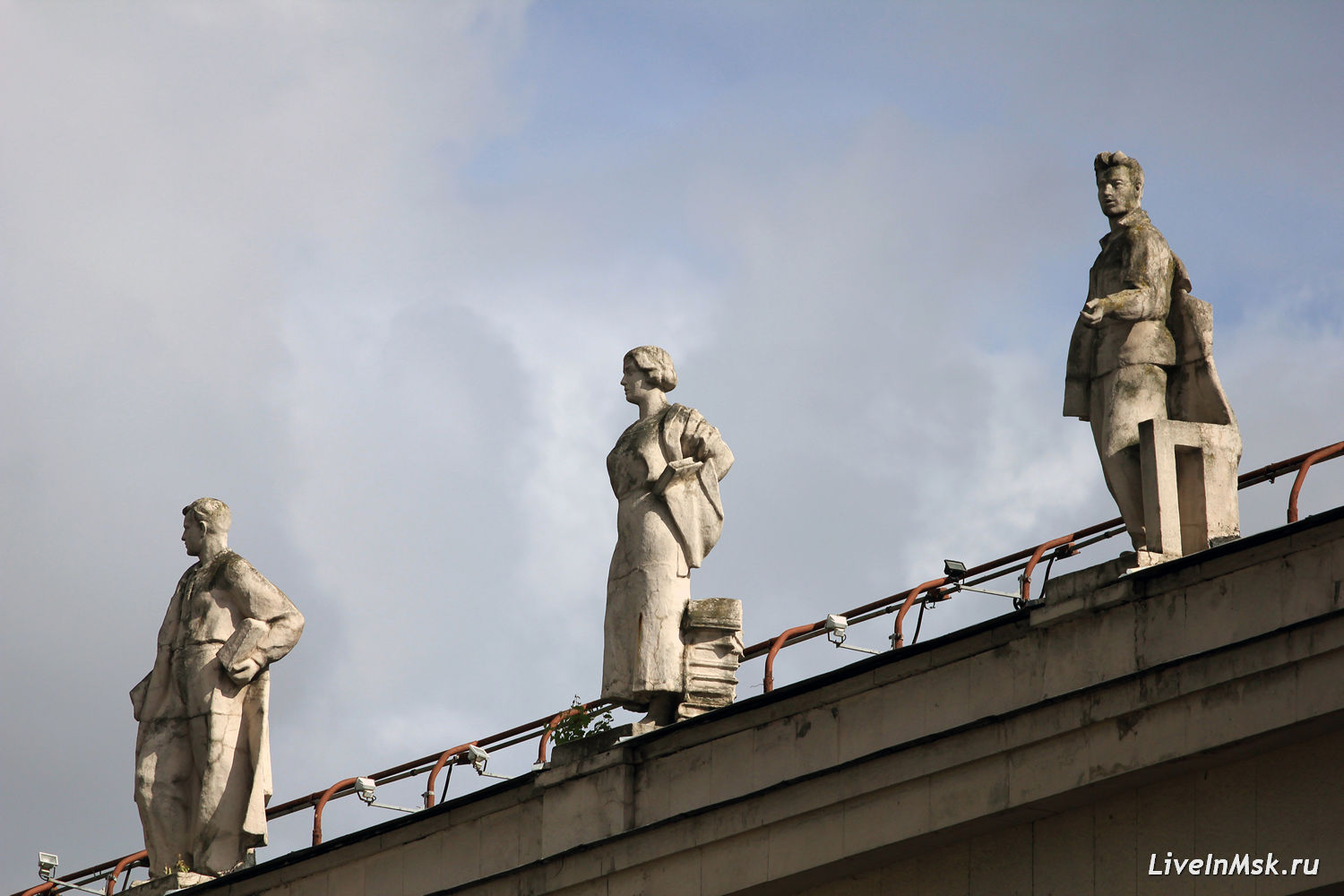 Скульптуры на здании РГБ