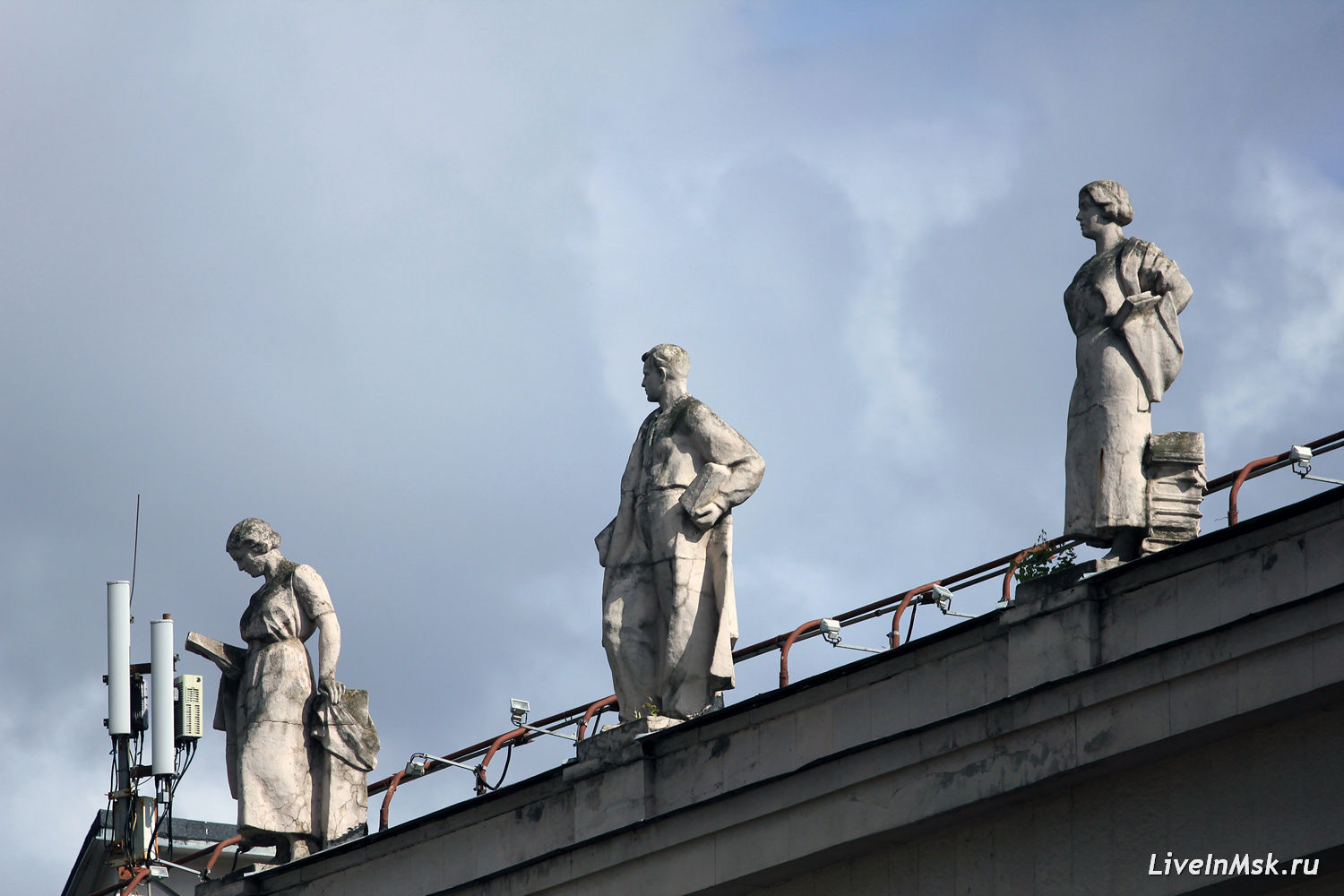 Скульптуры на здании РГБ