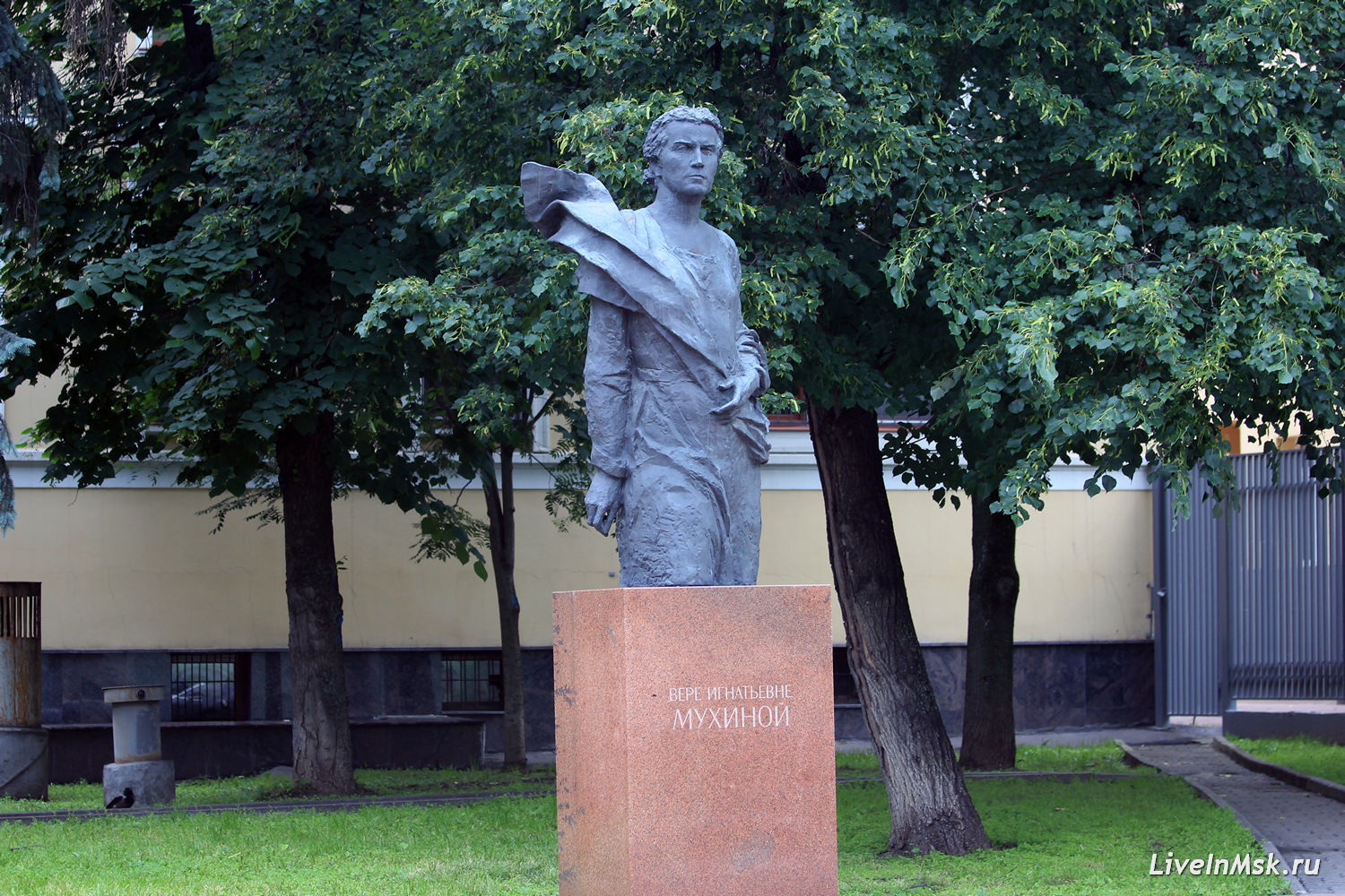 Памятник Вере Мухиной, фото 2016 года