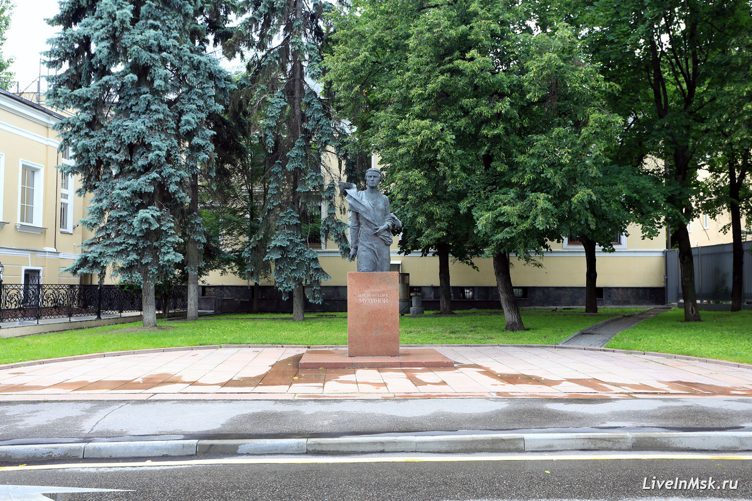 Памятник Вере Мухиной, фото 2016 года