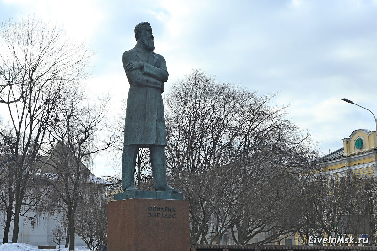 Памятник Фридриху Энгельсу, фото 2019 года