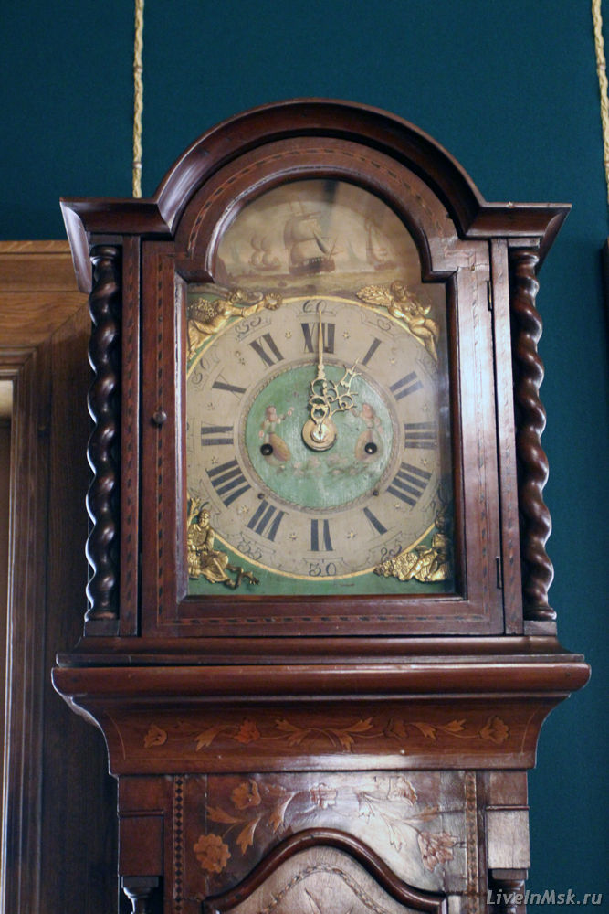 Голландские часы в комнате Петра