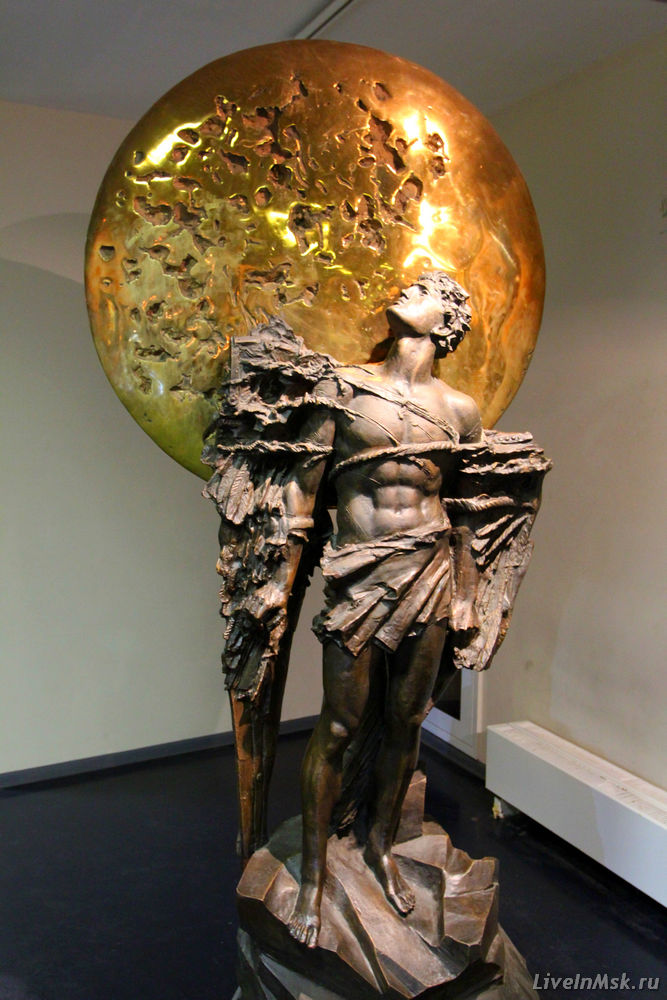 Статуя Икар