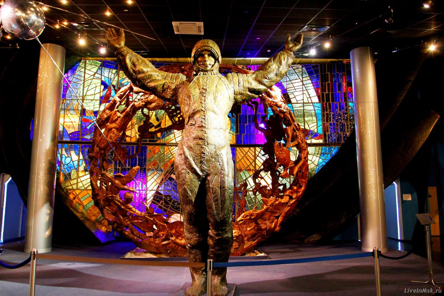 Памятник первому космонавту в музее космонавтики, фото 2014 года