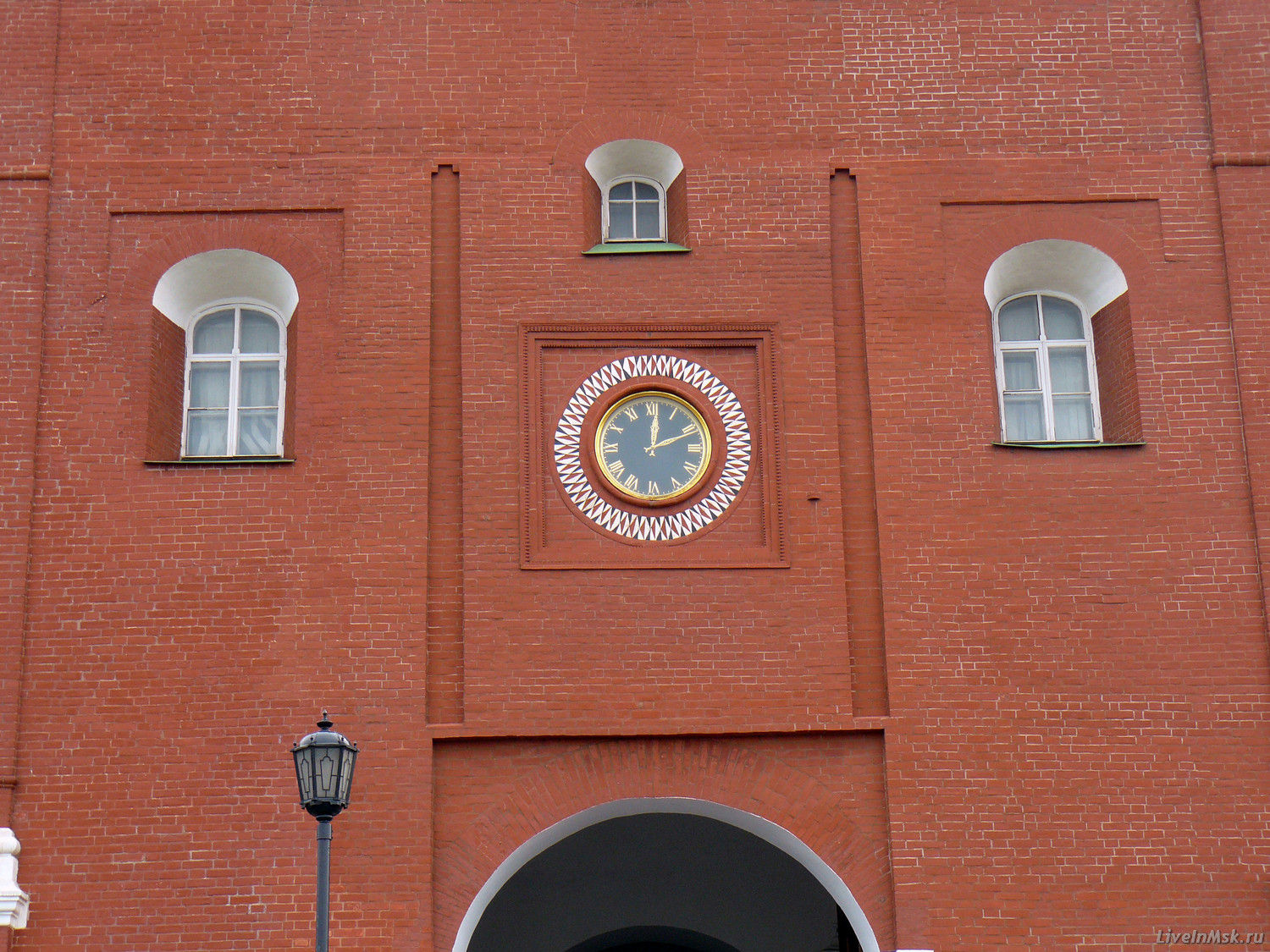 Часы на Троицкой башне Московского Кремля, фото 2014 года