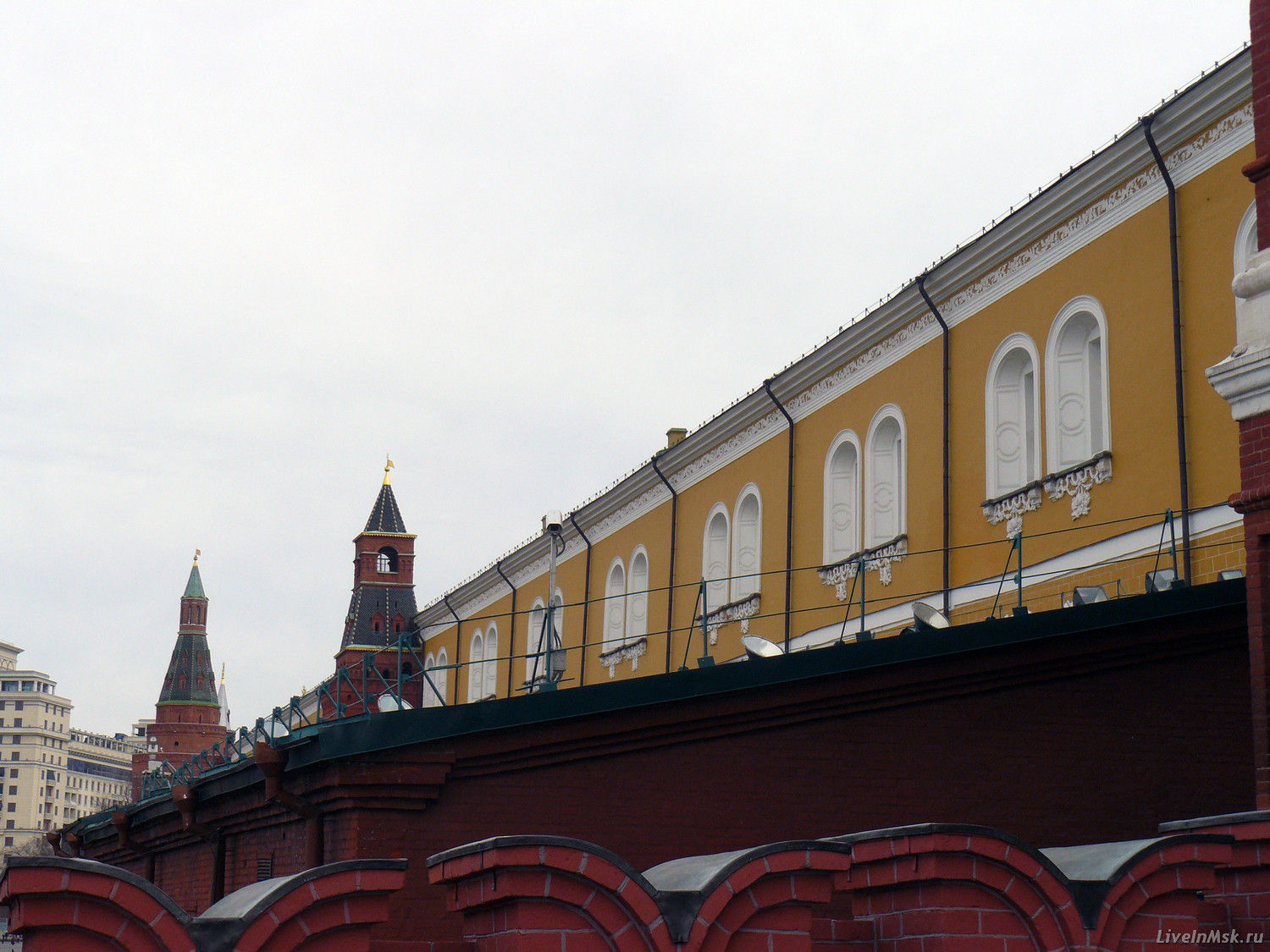 Здание Арсенала со стороны Александровского Сада, фото 2015 года