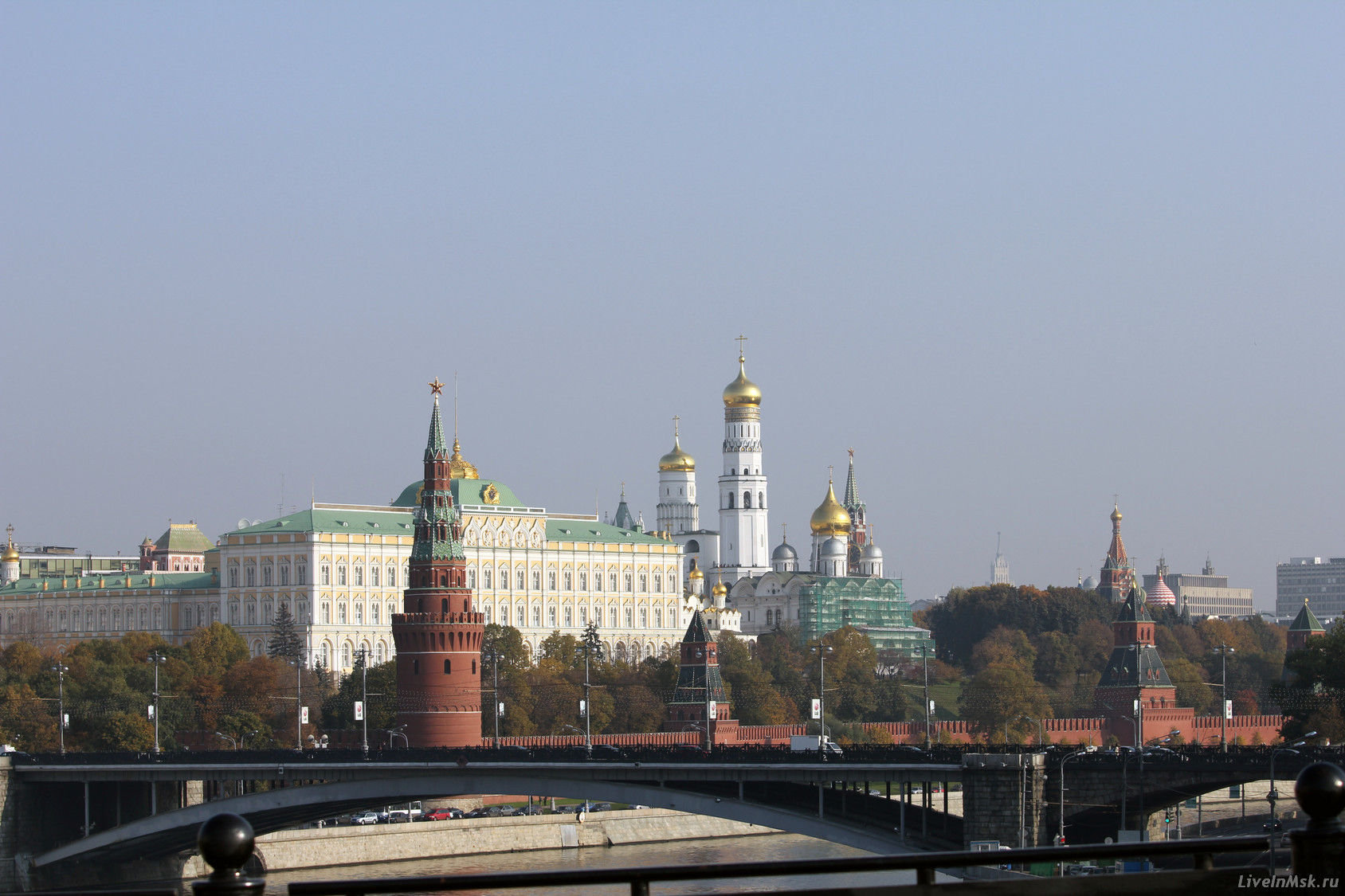 Вид на Кремль с Патриаршего моста, фото 2015 года