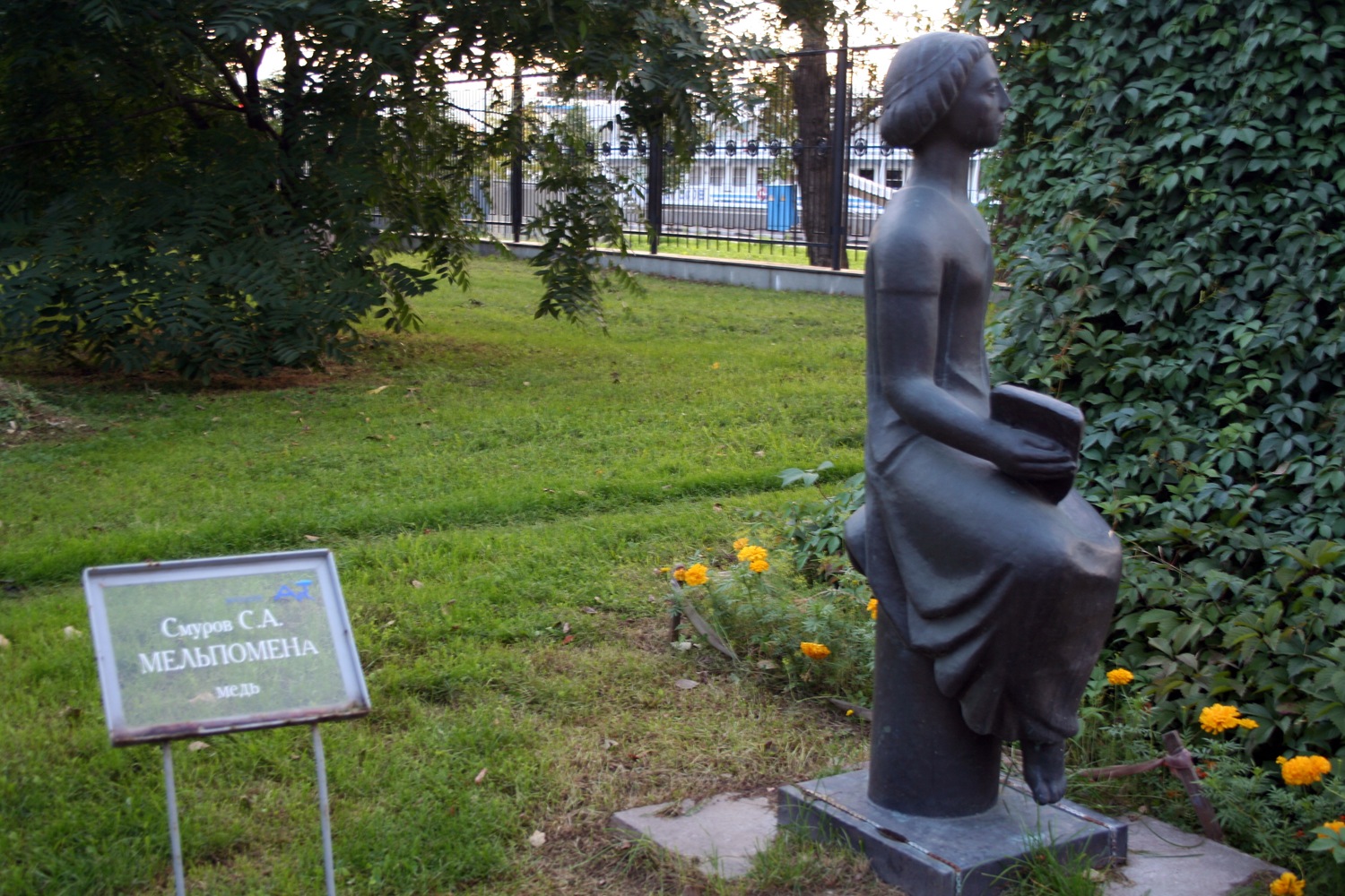 Статуя Мельпомена в парке Музеон