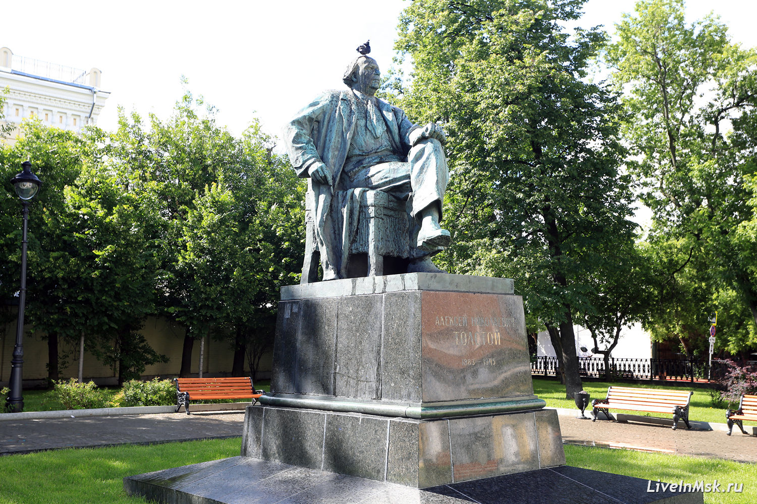 Памятник Алексею Толстому
