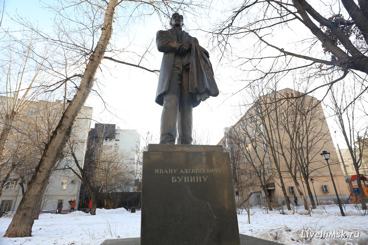 Памятник Бунину, фото 2019 года
