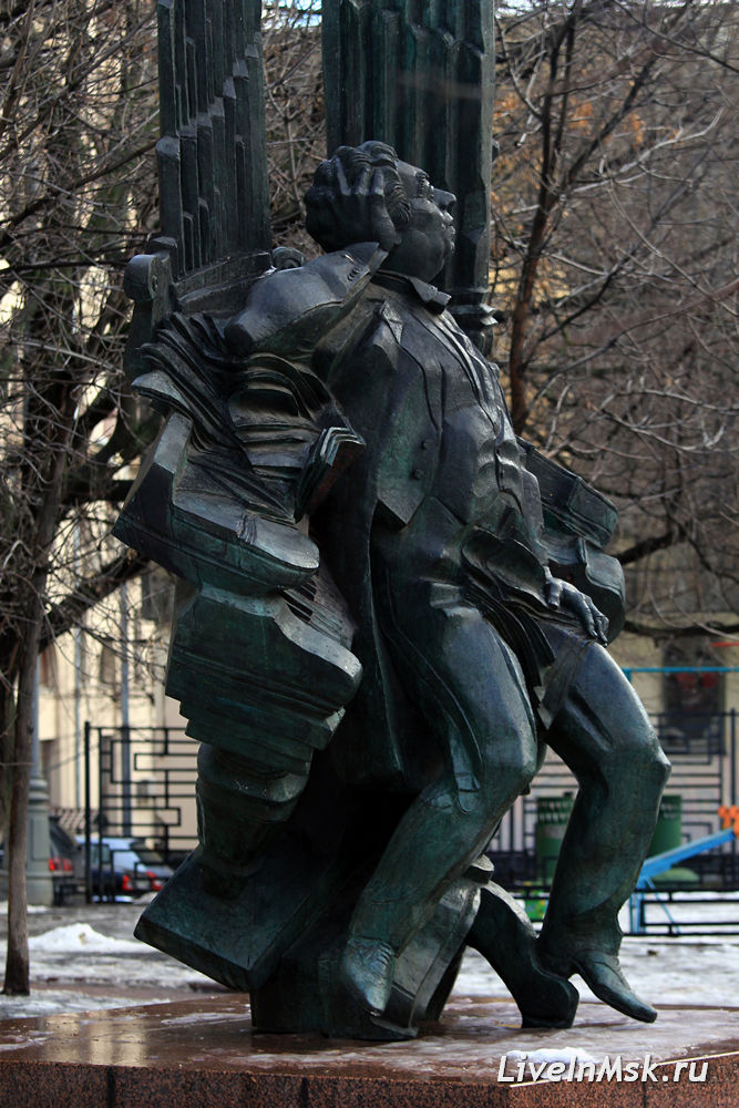 Памятник А.Хачатуряну