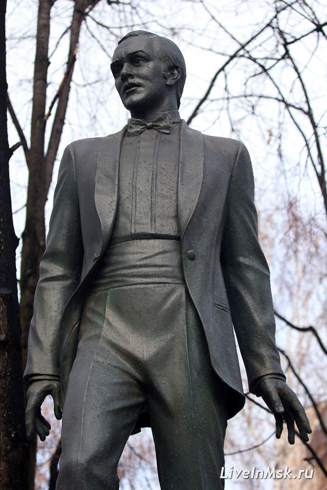 Памятник Муслиму Магомаеву