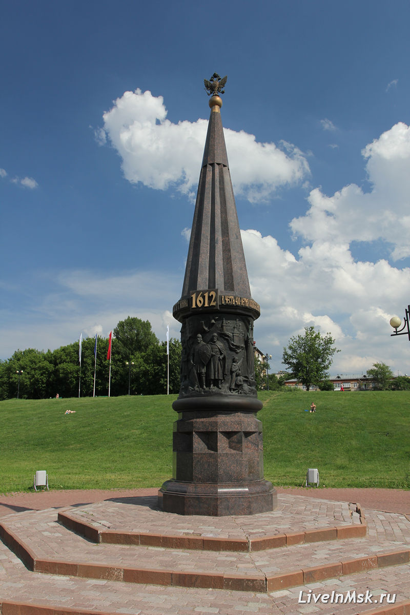 Памятник в честь 400-летия освобождения Москвы