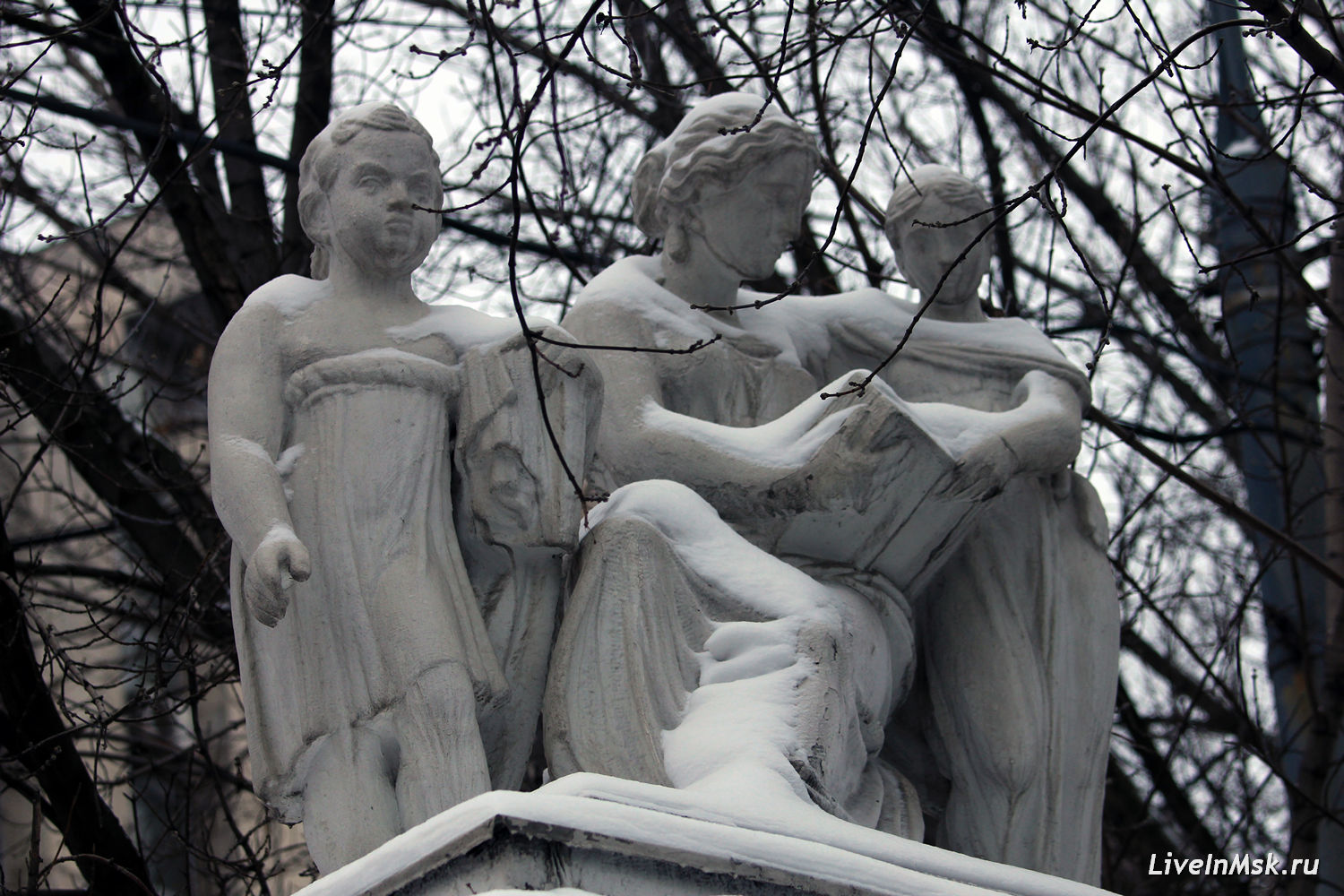 Скульптуры возле опекунского совета