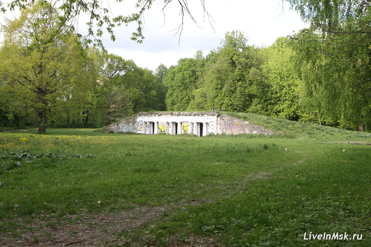 Грот в парке усадьбы Петровско-Разумовское, фото 2023 года