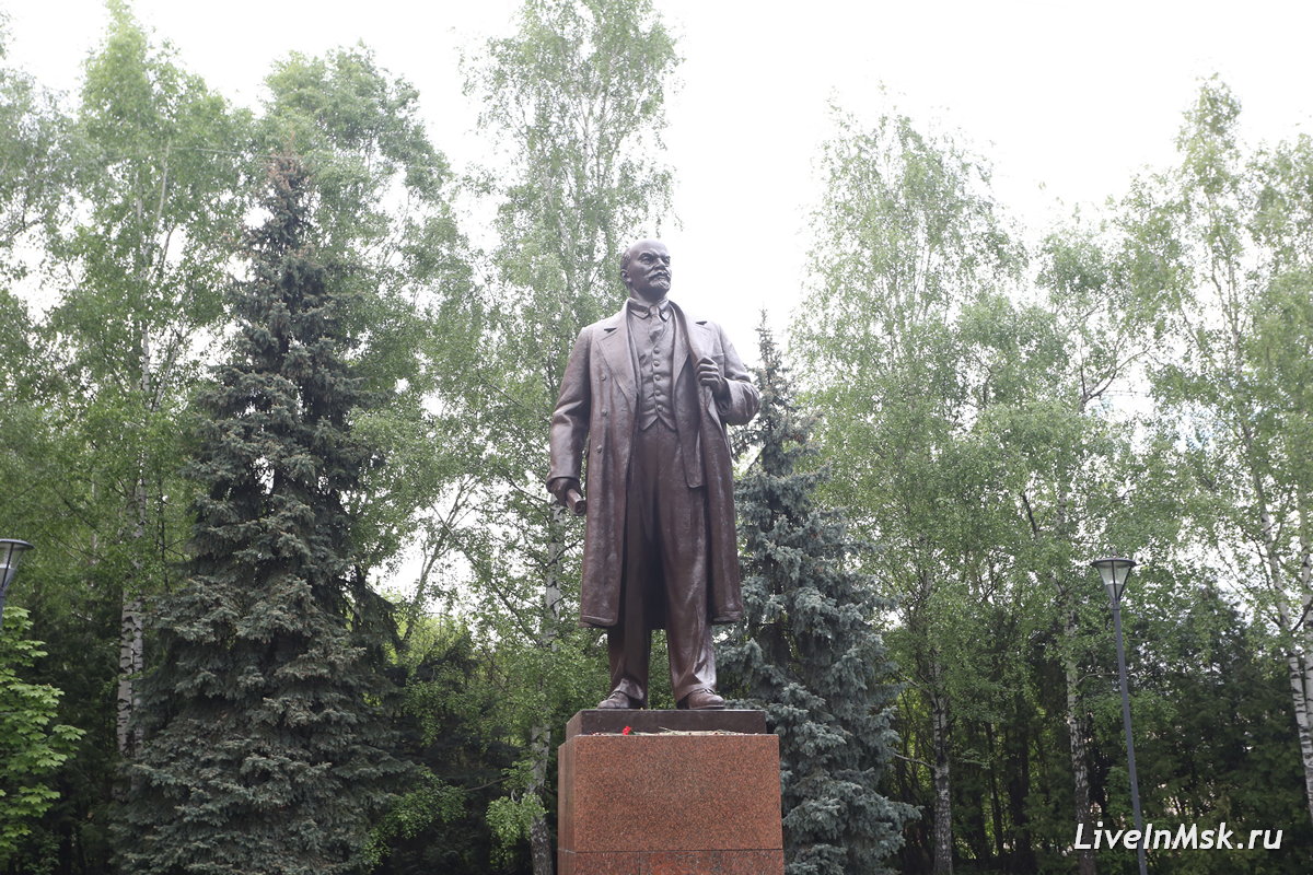 Памятник В. Ленину на Лиственничной аллее, фото 2023 года