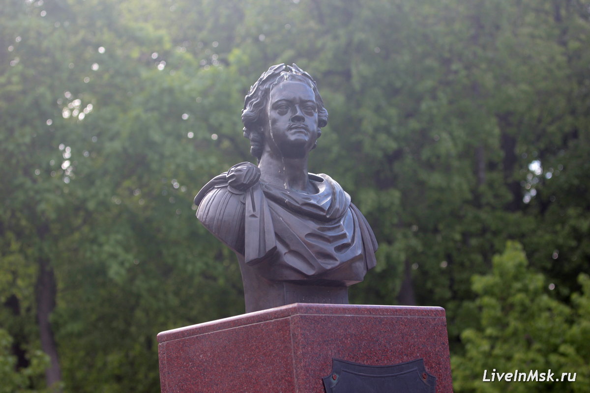 Памятник-бюст императору России Петру Алексеевичу Великому, фото 2023 года