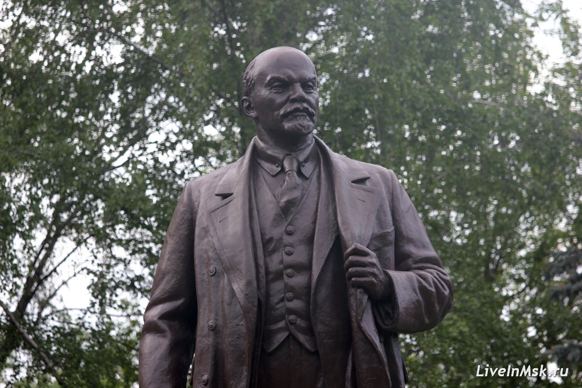 Памятник В. Ленину на Лиственничной аллее, фото 2023 года